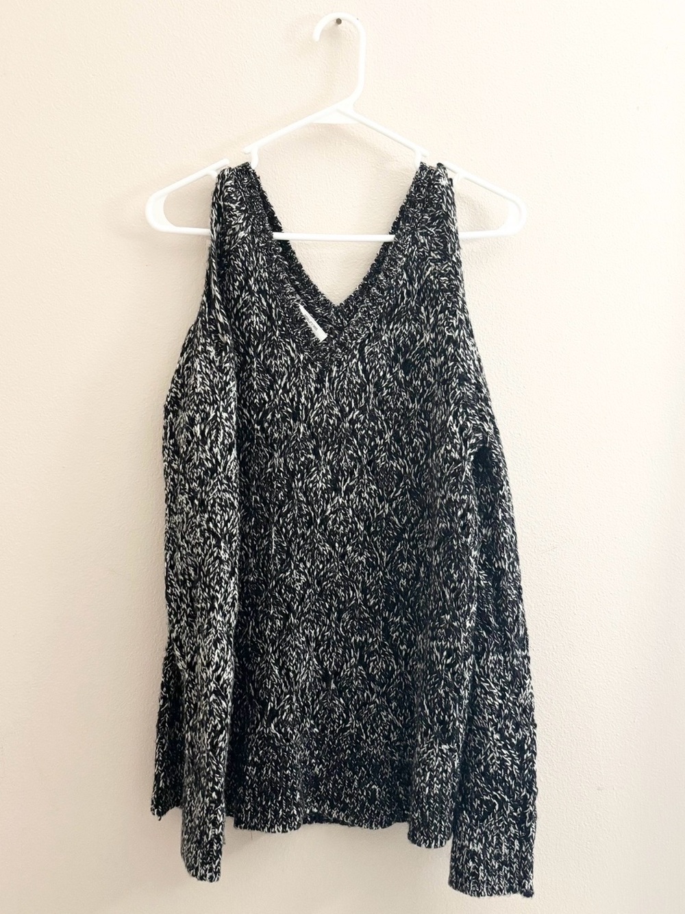 5/$15 🩷 MUST BUNDLE Maurices Black & White Marled V-Neck Sweater